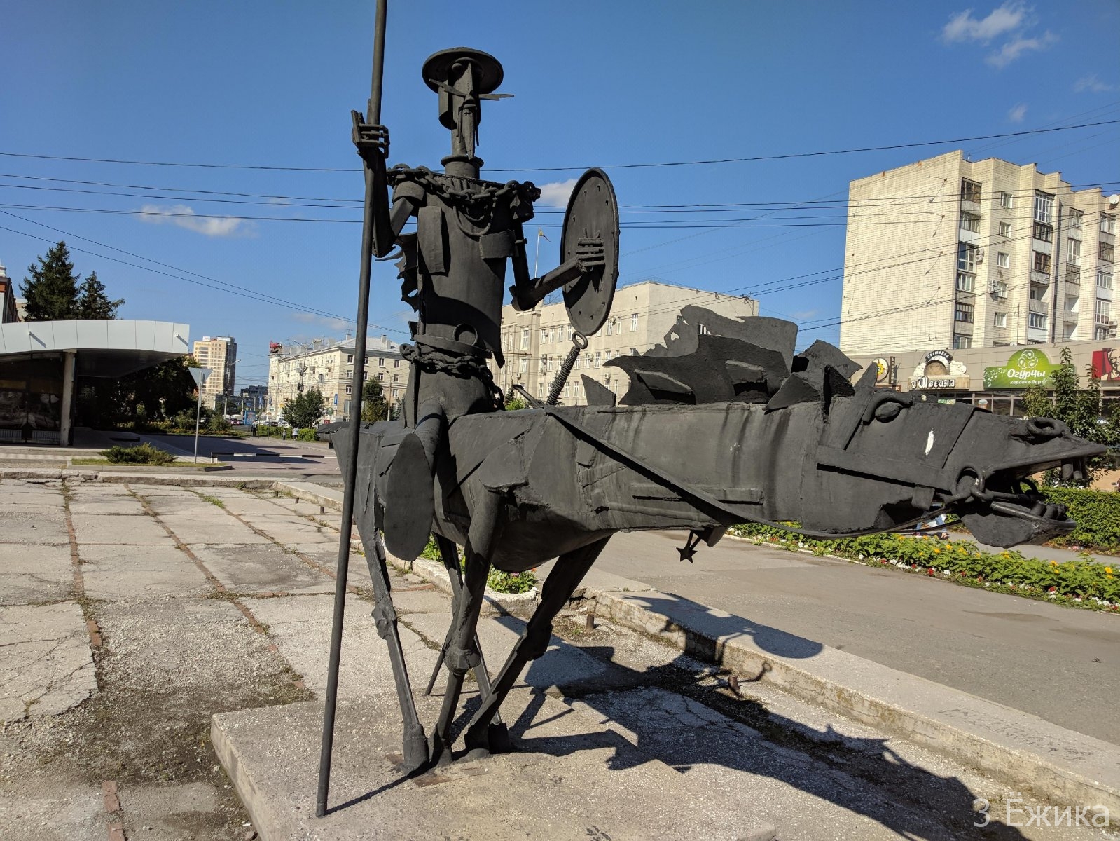 Статуя дону. Дон Кихот Омск скульптура. Памятник Дон Кихоту Омск скульптор. Дон Кихот скульптура Омск ТЮЗ. Памятник Дон Кихоту достопримечательности Омска.